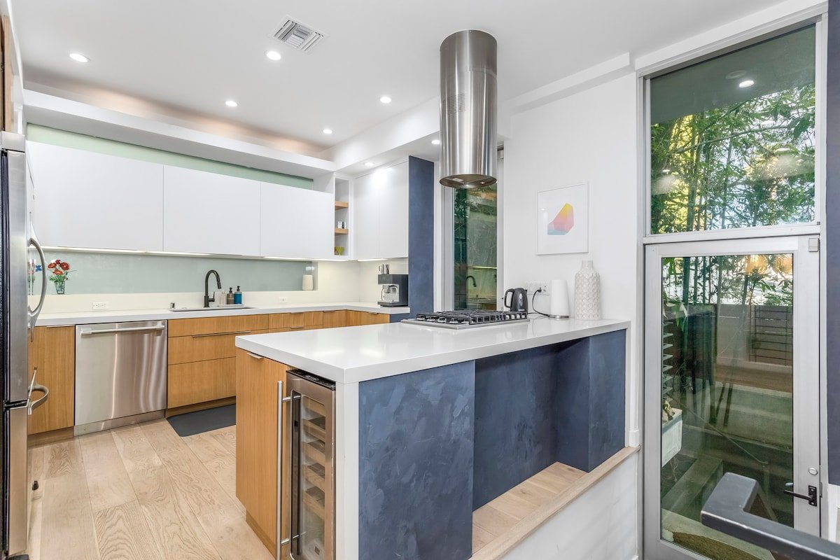 Stunning home in heart of Weho w/Rooftop Spa! gallery image 5