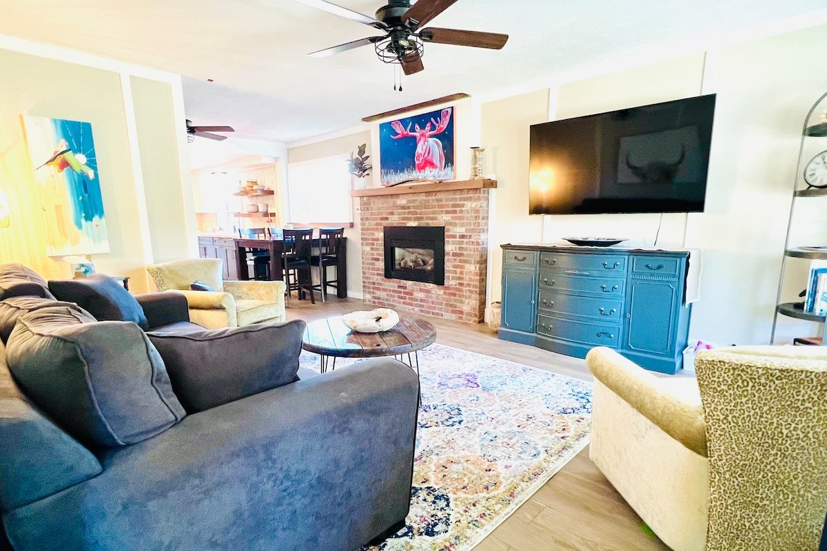 Epic Downtown Locale. Trails, views, more! gallery image 3