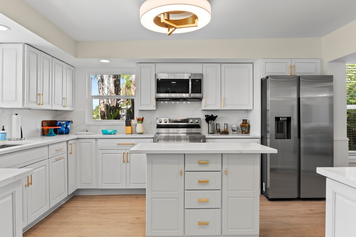 1.5 mi to the Beach/Heated Pool & 2 Paddleboards! gallery image 4