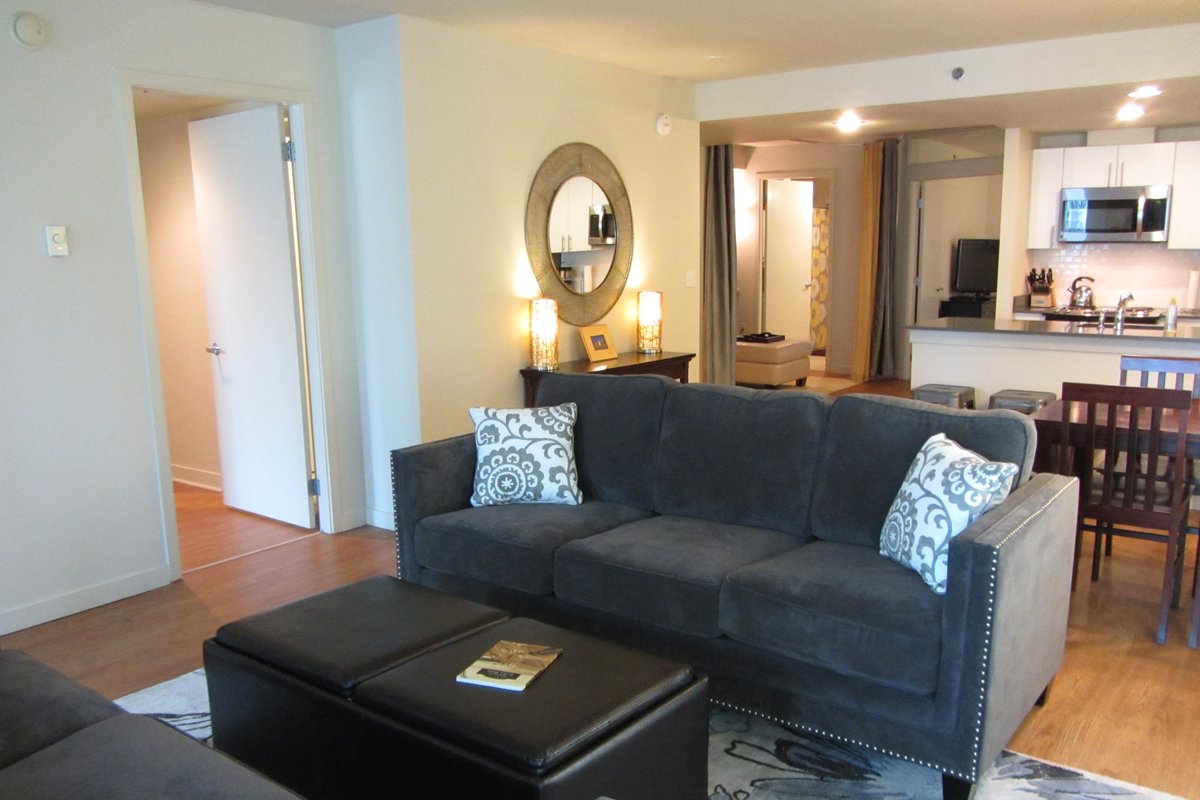 Harbor Steps ~ So Spacious ~ City Views ~ Downtown