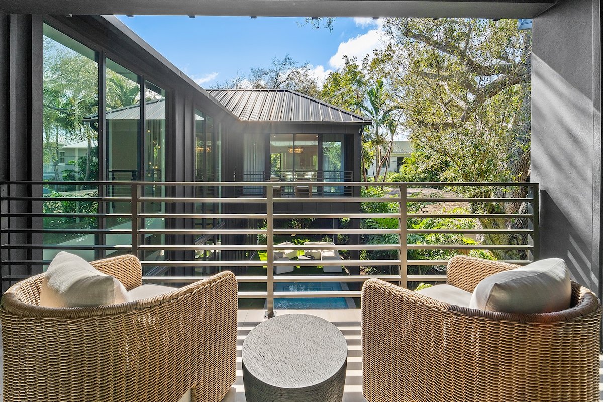 PRISTiNE New Build Mansion! 2 Masters&Heated Pool gallery image 2