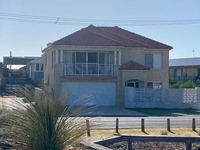 Bunbury beachfront townhouse, 500m to the CBD.