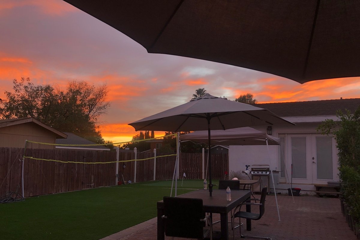 Peaceful 4 bd 2 bth home in Northridge/ sleeps 10 gallery image 2