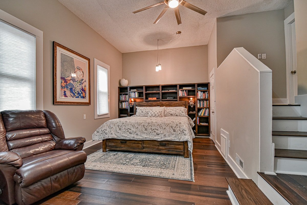 Hot tub, fire pit, King bed, 4 mi to downtown AVL gallery image 4