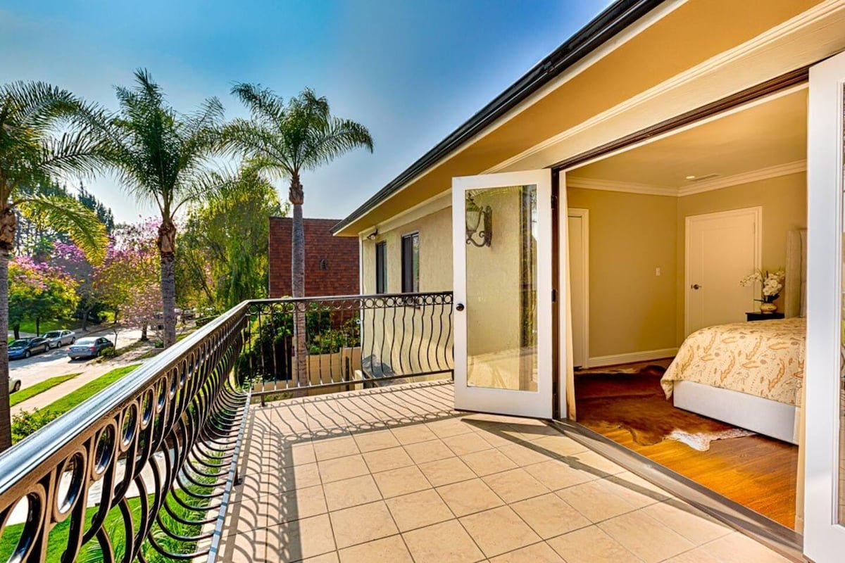 Gorgeous Pool Home In Hollywood Hills gallery image 4