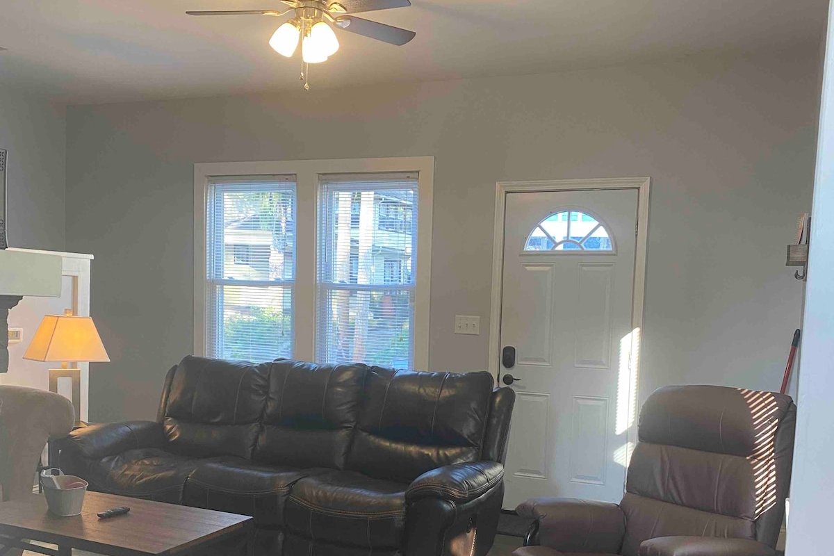 Campus Crest (A)-charming 2 bd close to campus! gallery image 5