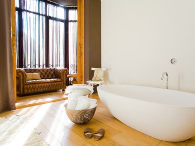 Deluxe 2 Bed, 3 Bath Apt + Terrace