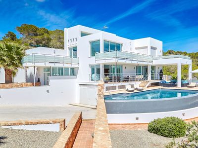 Infinity pool- Sea views- Jacuzzi- Outdoor dining