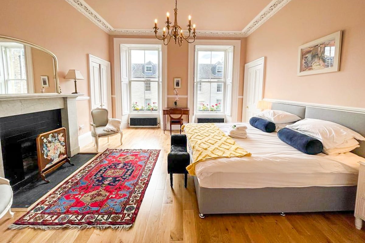 Remarkable 5BR Townhouse w/ Garden, Sleeps 12 gallery image 5