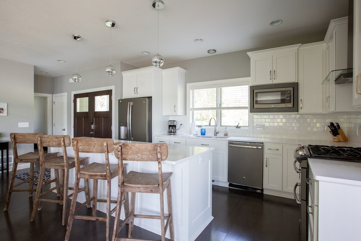 Beautiful Lake Home gallery image 5