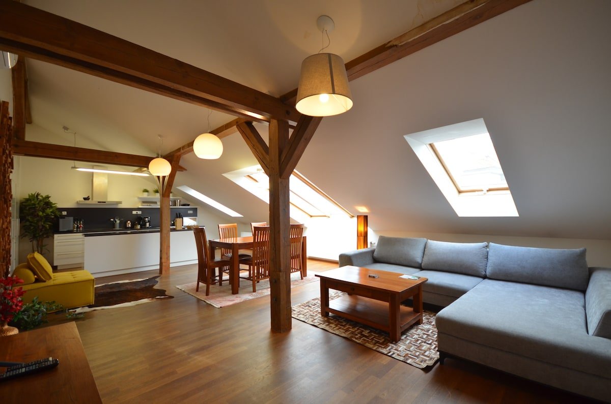 Grand Luxury Attic Klimentska – Old Town Square gallery image 4