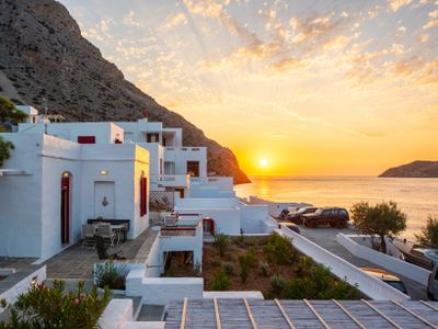 Sunset Multifunctional House on Kamares Bay