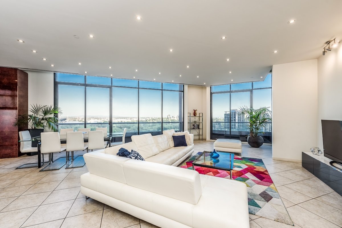 Exclusive Stays – Gallery Penthouse gallery image 4
