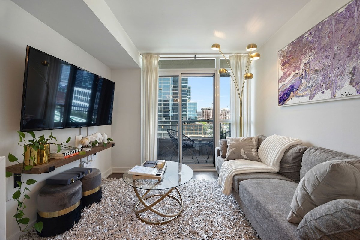 Stylish 2BR Downtown| 2 Queen Beds| 1 Free Parking gallery image 2