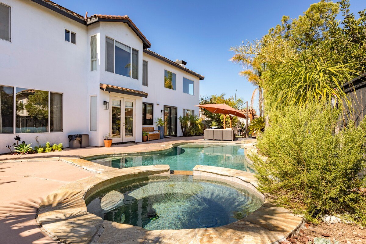 Stylish 4-bedroom home with Pool and Jacuzzi gallery image 4