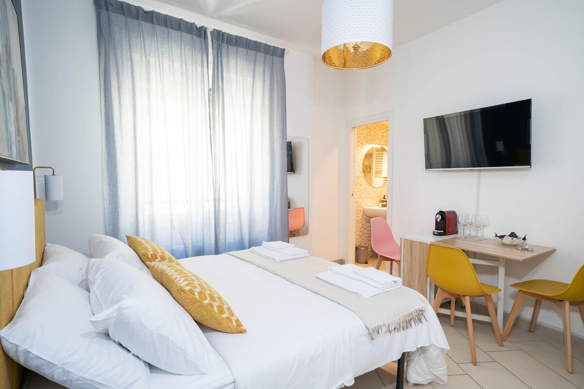 Very central, large and elegant apartment. gallery image 3