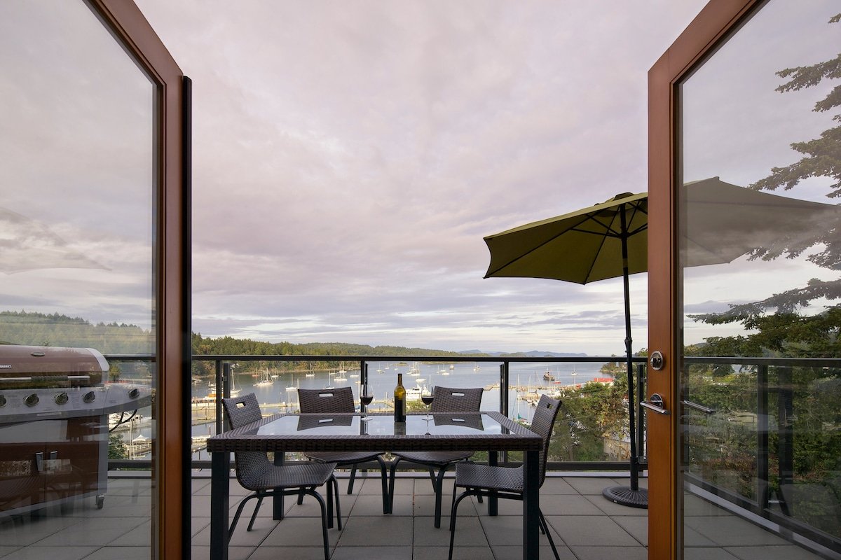 Ocean View Penthouse on Salt Spring Island gallery image 3