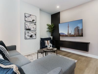 Casa Hotels McCaul | New w/ Workspace & Kitchen