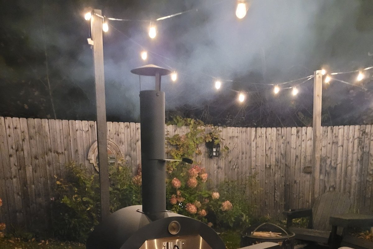 The King’s Hideaway. Hot Tub, pizza oven, private. gallery image 4