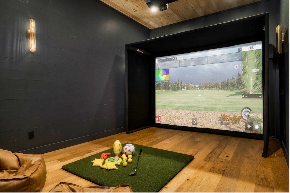 Luxury Sevierville Retreat – Sleeps 21, Pool, Hot