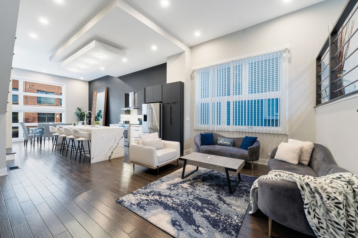 Bucktown Home – Deck, Rooftop, Game Rm, & Garage gallery image 2