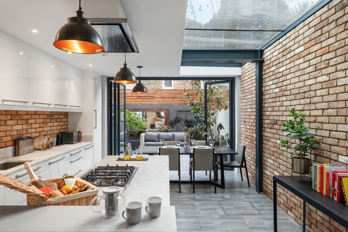 Spotless House with Garden 5 min to Battersea park gallery image 2