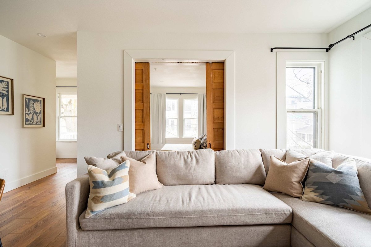 Historic 6BR – Walk to NW Shops – Sleeps 12 gallery image 5