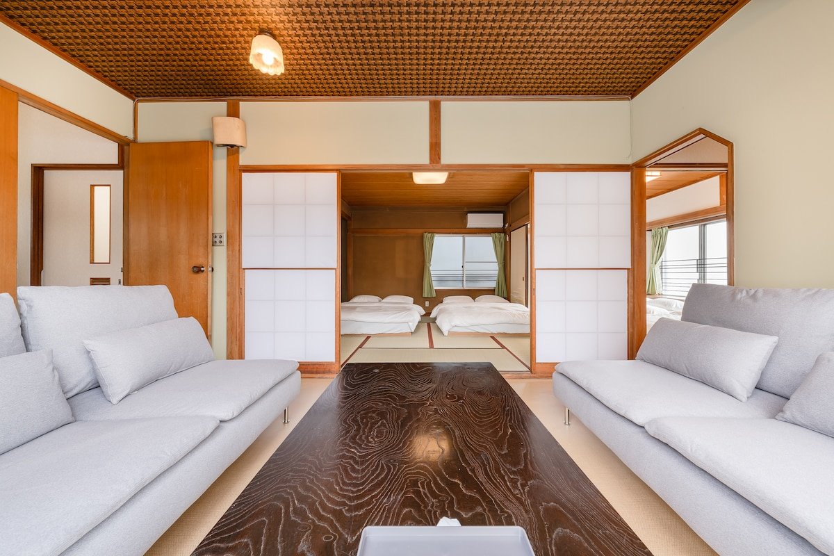 浅草駅から徒歩圏内｜スカイツリーを望む広々140㎡｜最大13名宿泊｜贅沢空間で特別なひと時を！ gallery image 2