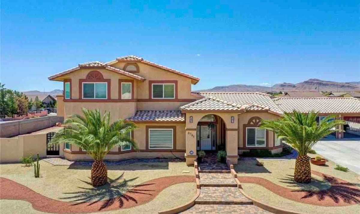 Modern, newly remodeled 4 bedroom South LV 30+ Day gallery image 2