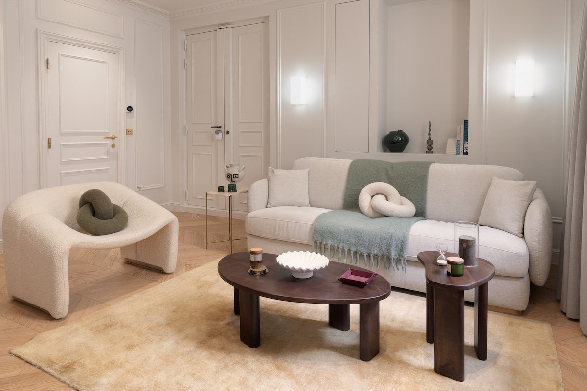 A Refined 1-BR with Services in Louvre