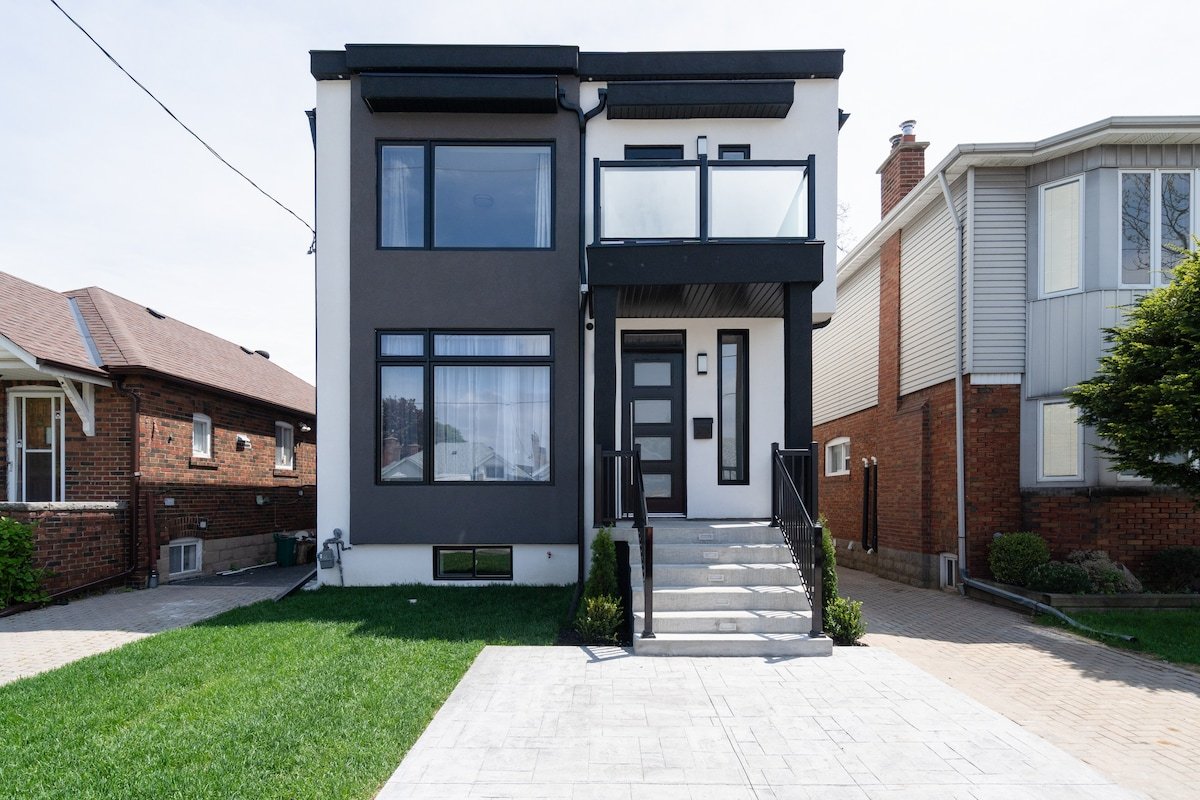 Luxurious 3bedroom house with free parking & wifi! gallery image 2