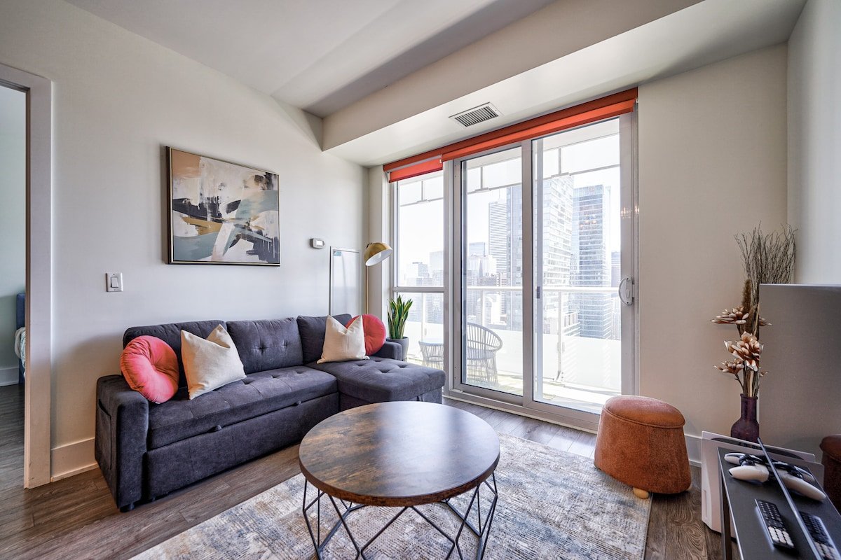 Centre of it All 2BDRM/2BATH CN Tower View/Parking gallery image 2