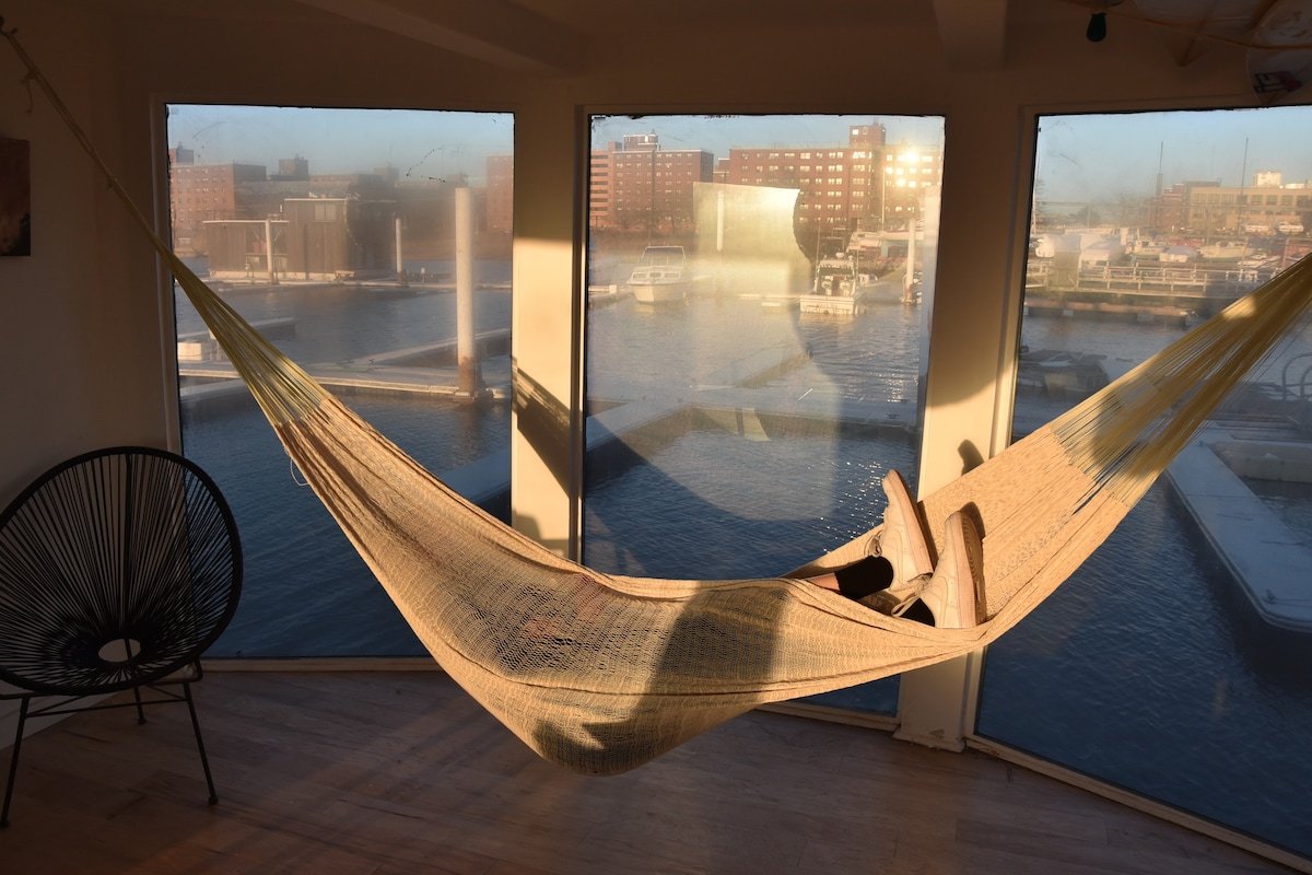 Ziggy Stardust Surf House – A Beautiful Houseboat gallery image 3