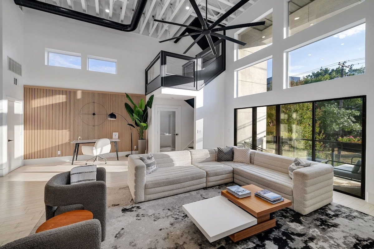 Modern Oasis in Deep Ellum–Spacious Home Sleeps 14 gallery image 4