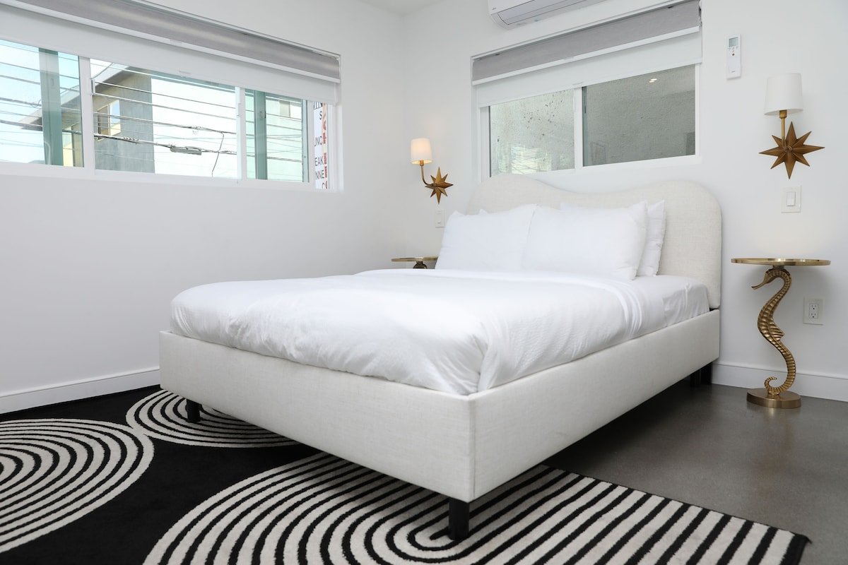 1 min walk to beach. Parking. Ocean View Rooftop gallery image 3