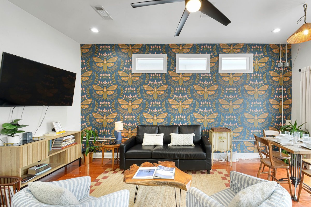 Blocks 2 FQ- 9 Beds, Bonus BR, 2 Master BRs & TVs gallery image 2