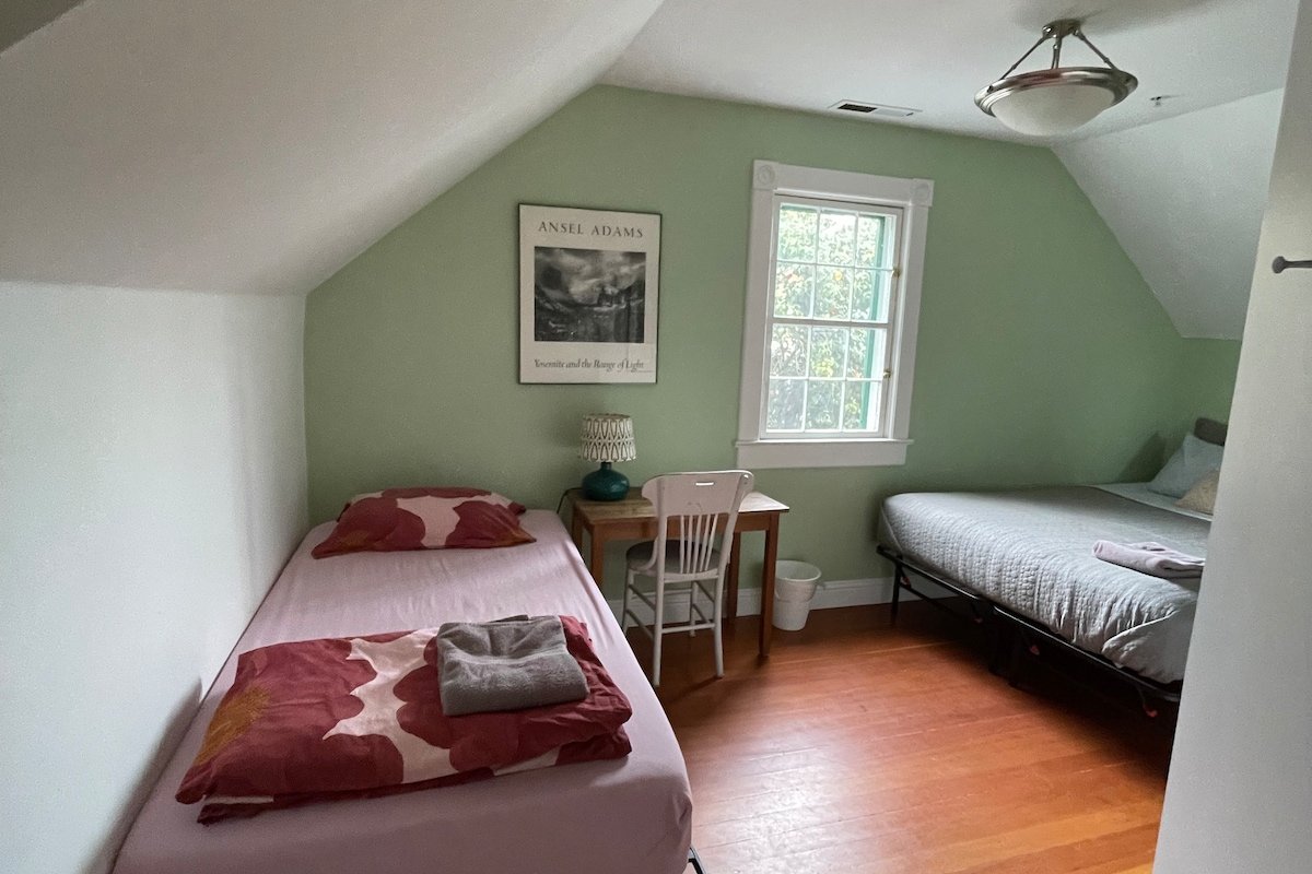 Spacious 4 BR Cottage Near The Beach – 3 Min Walk gallery image 4