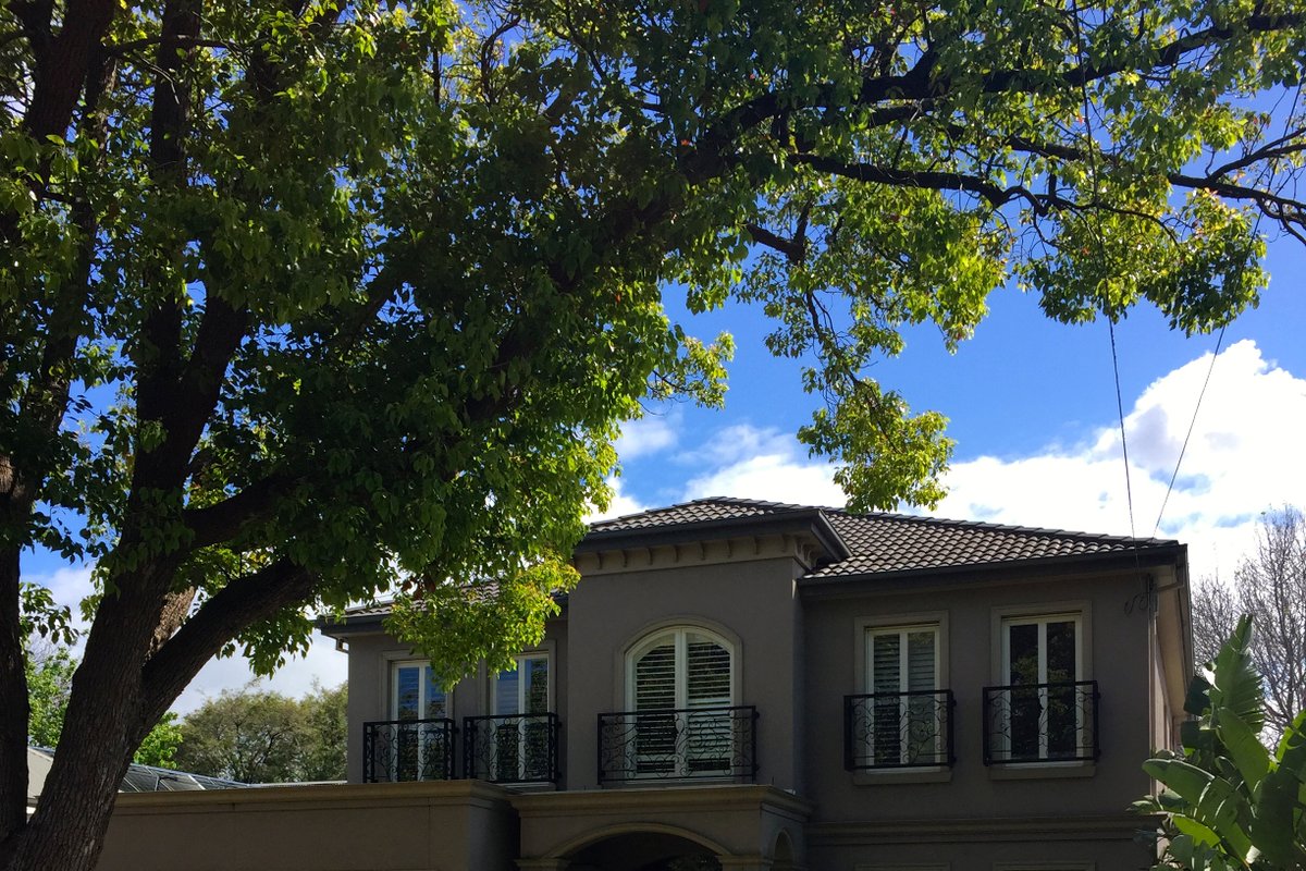 Brighton Mansion with Pool sleeps 8