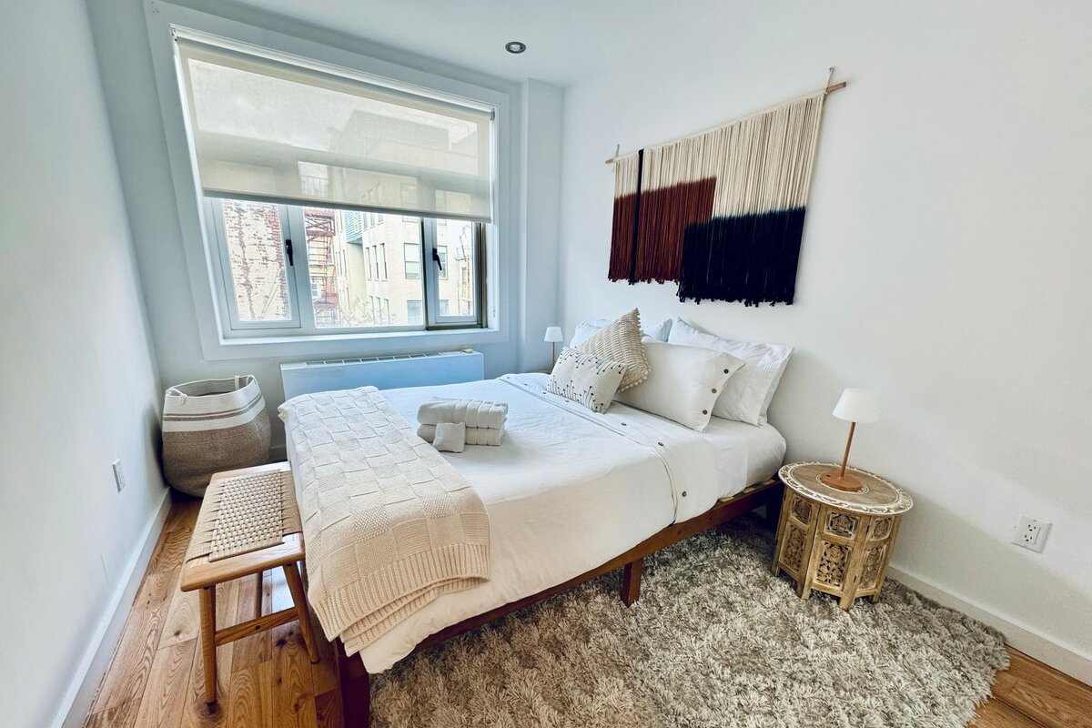 Delightful 3-Bedrooms Downtown Gem with balcony gallery image 3