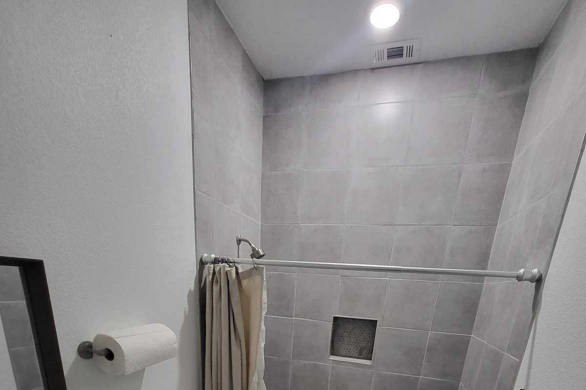 Newly Renovated – Great Location gallery image 3