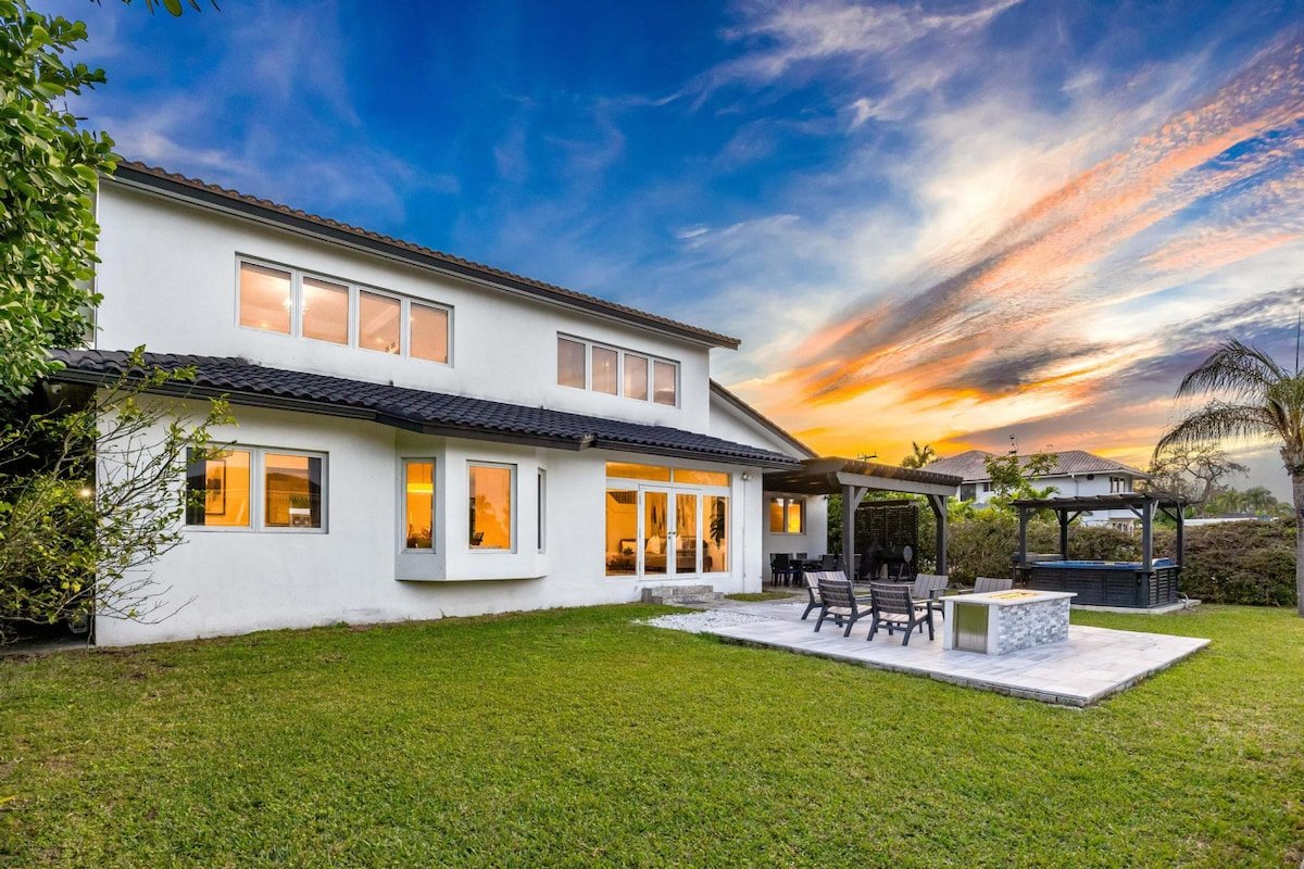 Villa Asher-waterfront w/dock gallery image 2