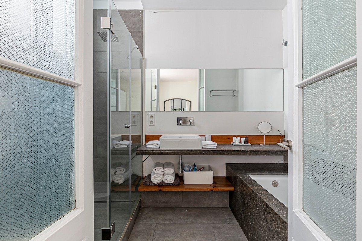 Paseo de gracia elegant apartment gallery image 5