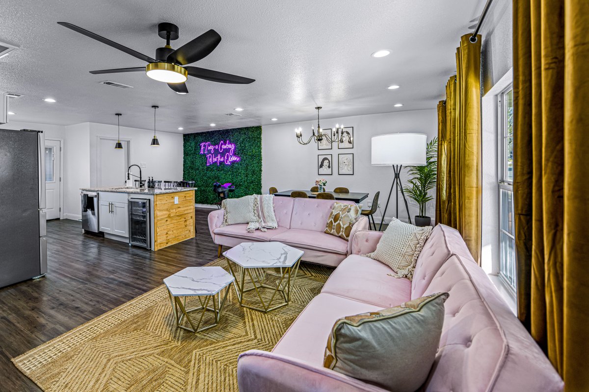 *Cosmic Cowgirl* 3 Min Uber to Stockyards!