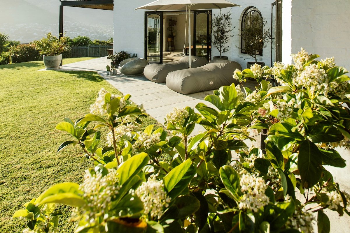 „Out of Africa“bordering Nature Reserve with view! gallery image 3