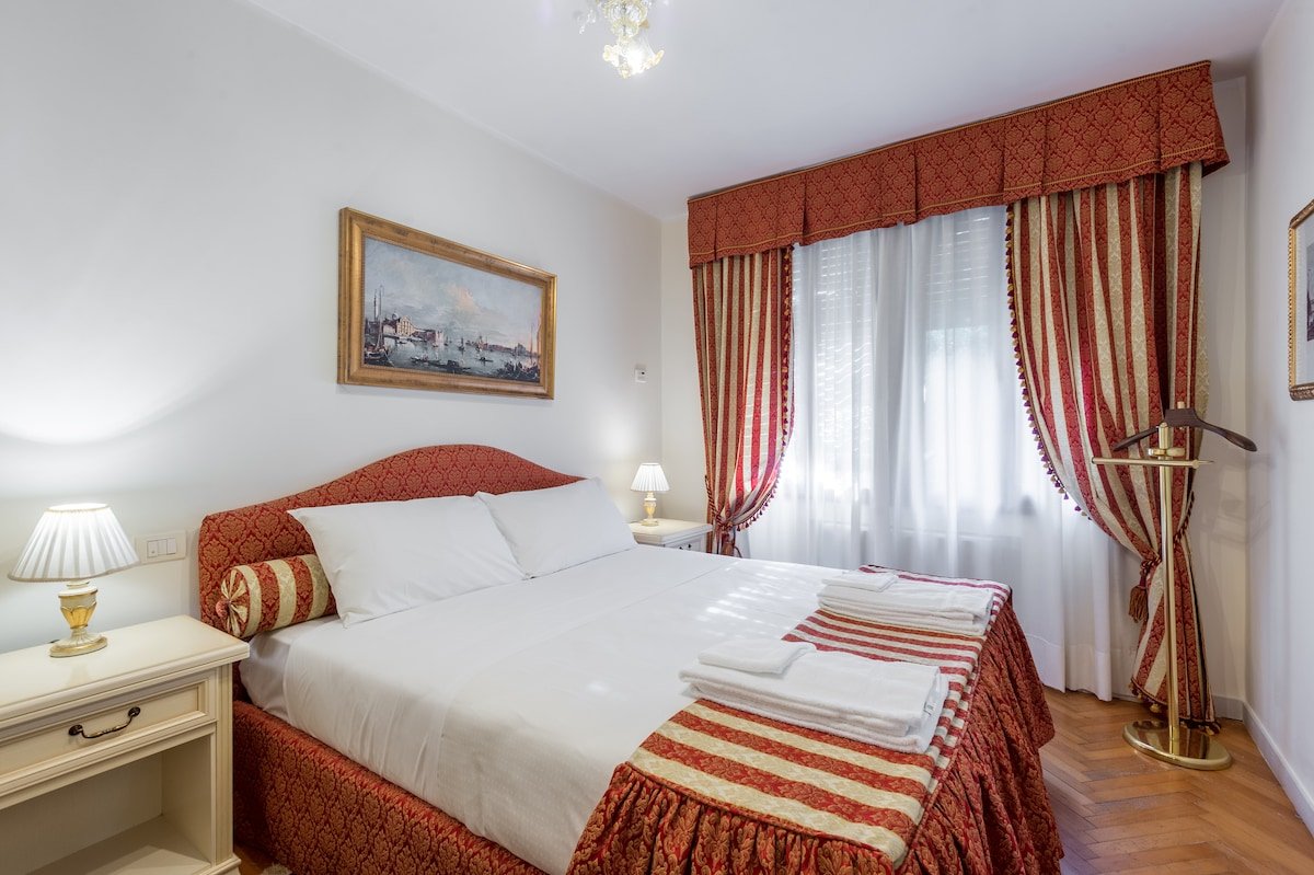 Cupido apartment, view of Canal Grande gallery image 3