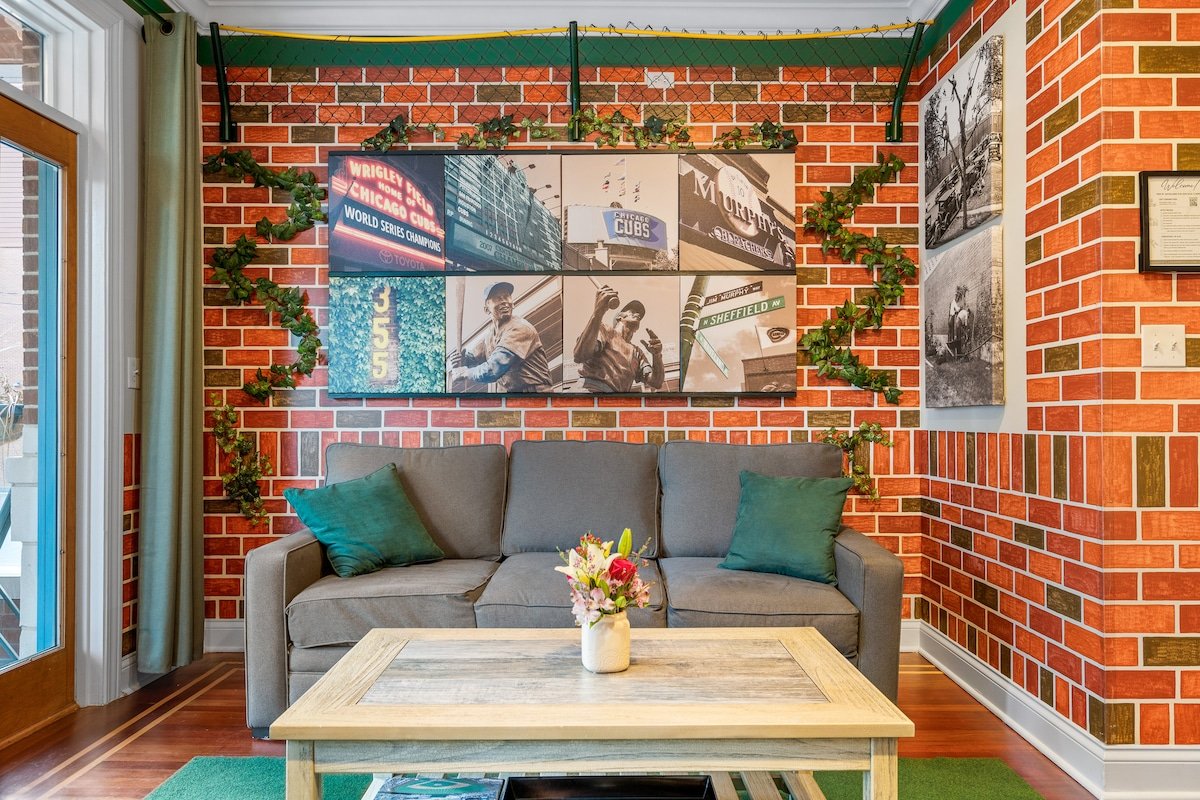 Xmas is Available! Across from Wrigley! gallery image 2