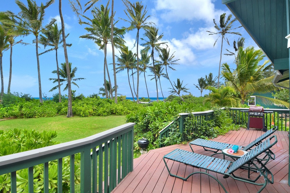 Waiohonu Lush, tropical foliage, Beachfront Home gallery image 2