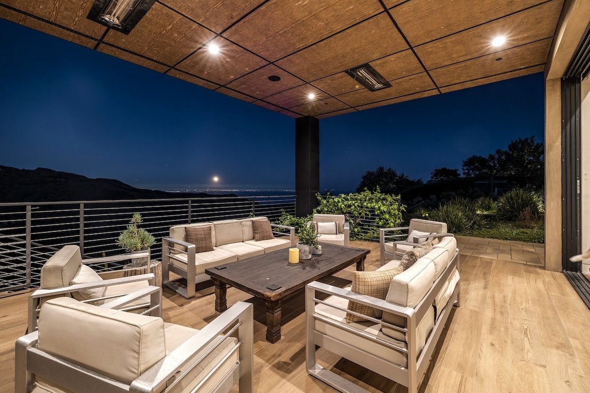 Spectacular Ocean and Mountain View Luxury Home gallery image 5