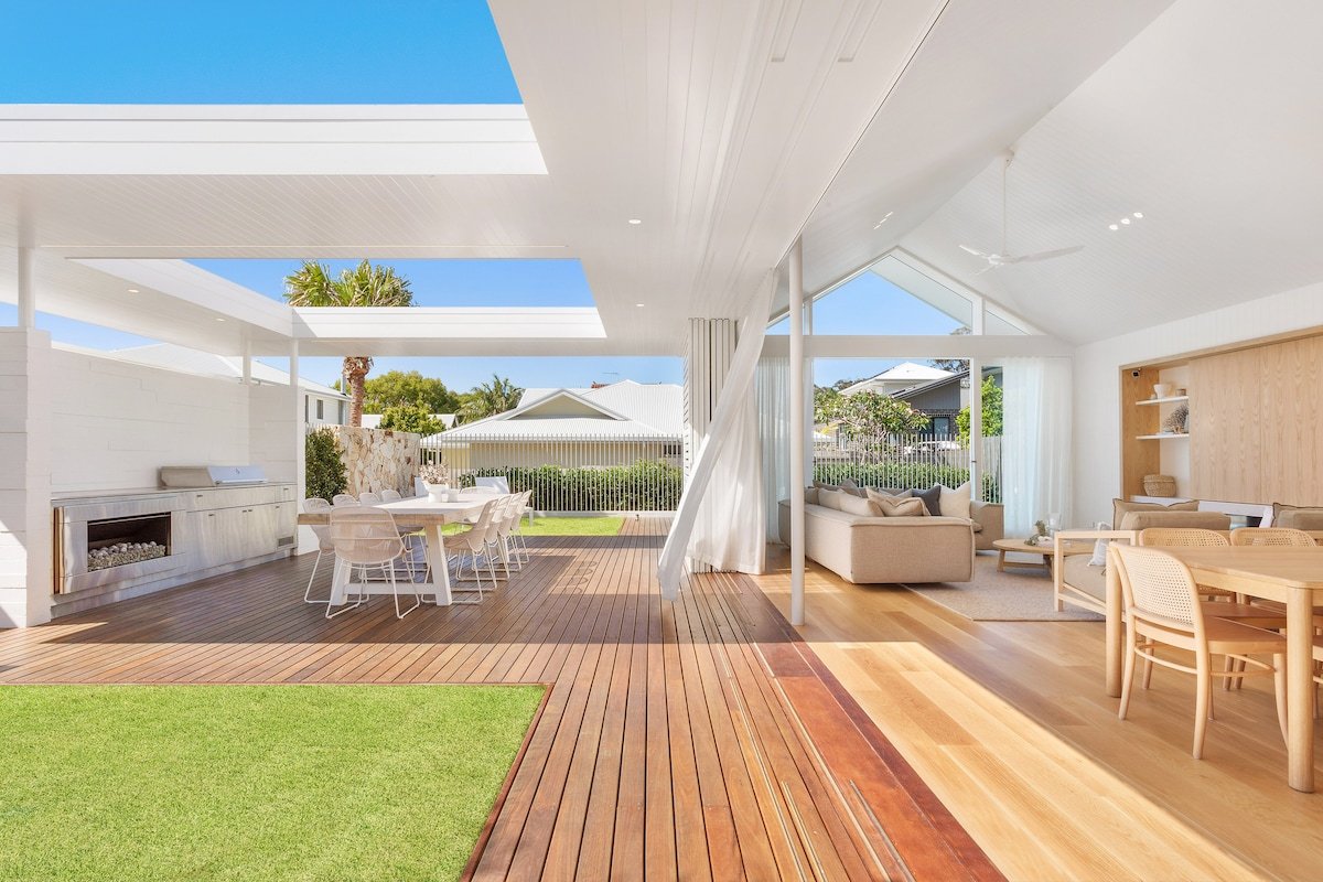 Aroha new luxury home walk to town and beach gallery image 4