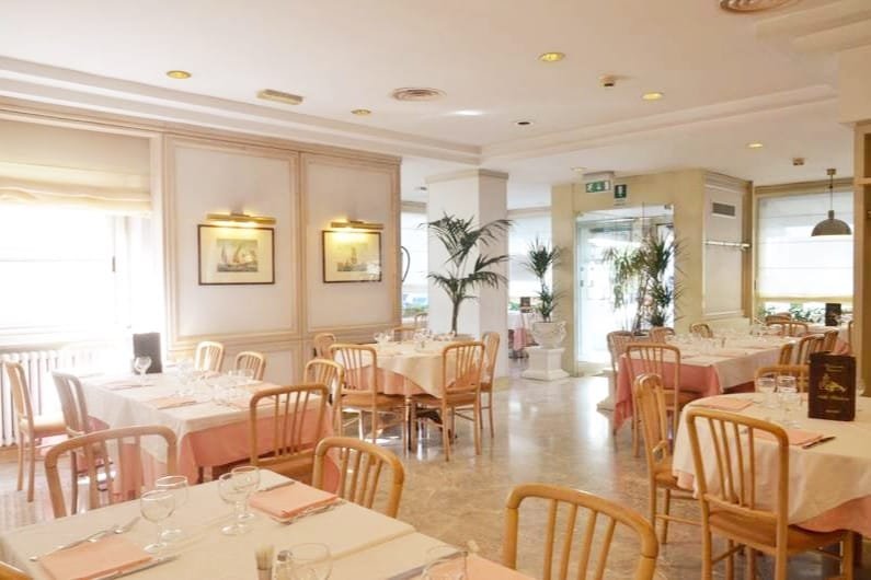 Elegant, 130mq, Vatican, Metro, Pool table & Golf gallery image 4